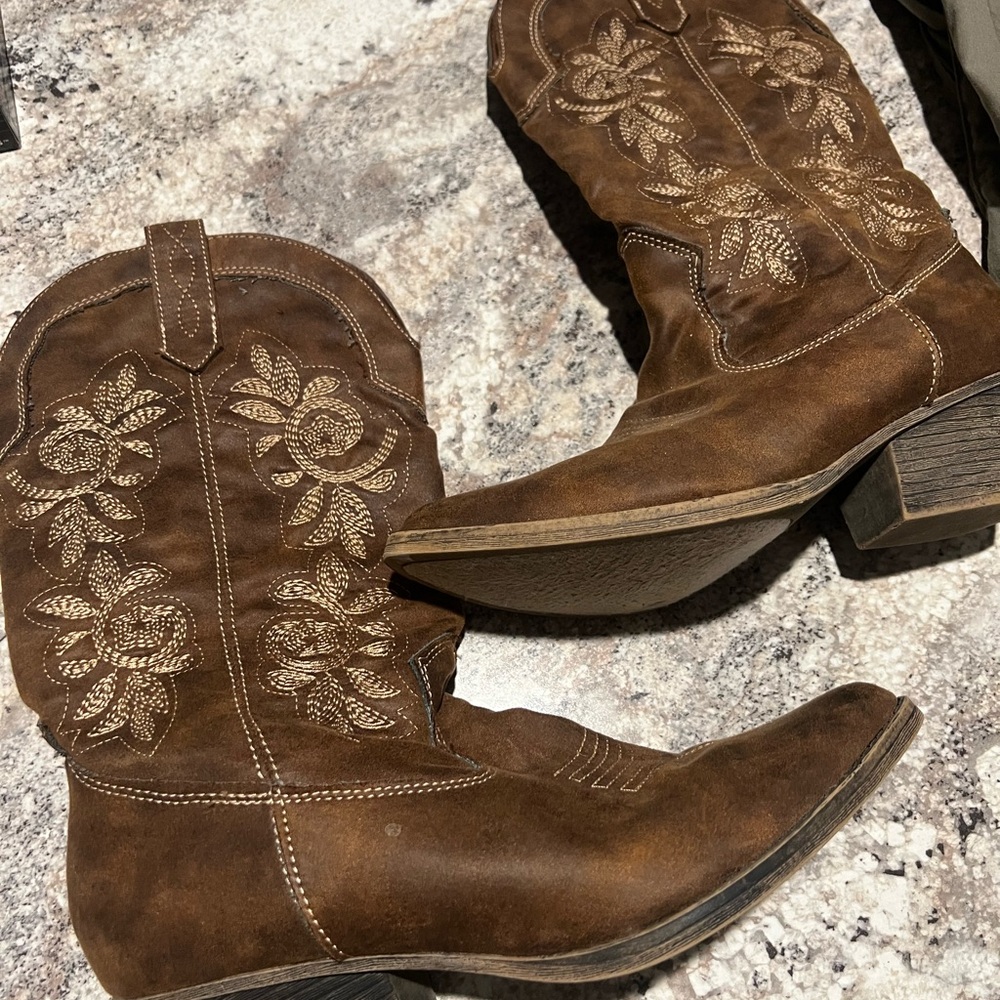 Embroidered Floral Brown Heeled Boots
